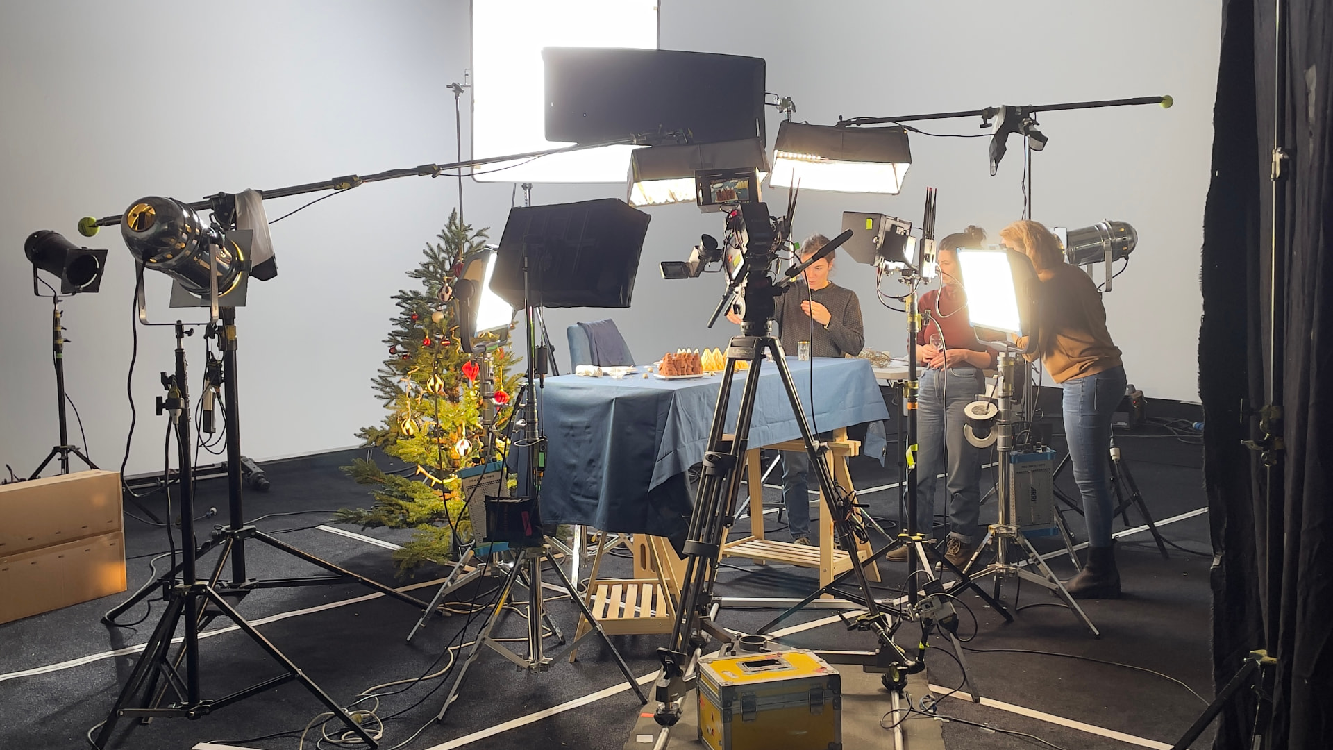 Plateau de tournage Mytt : caméra, lumières et équipe en studio